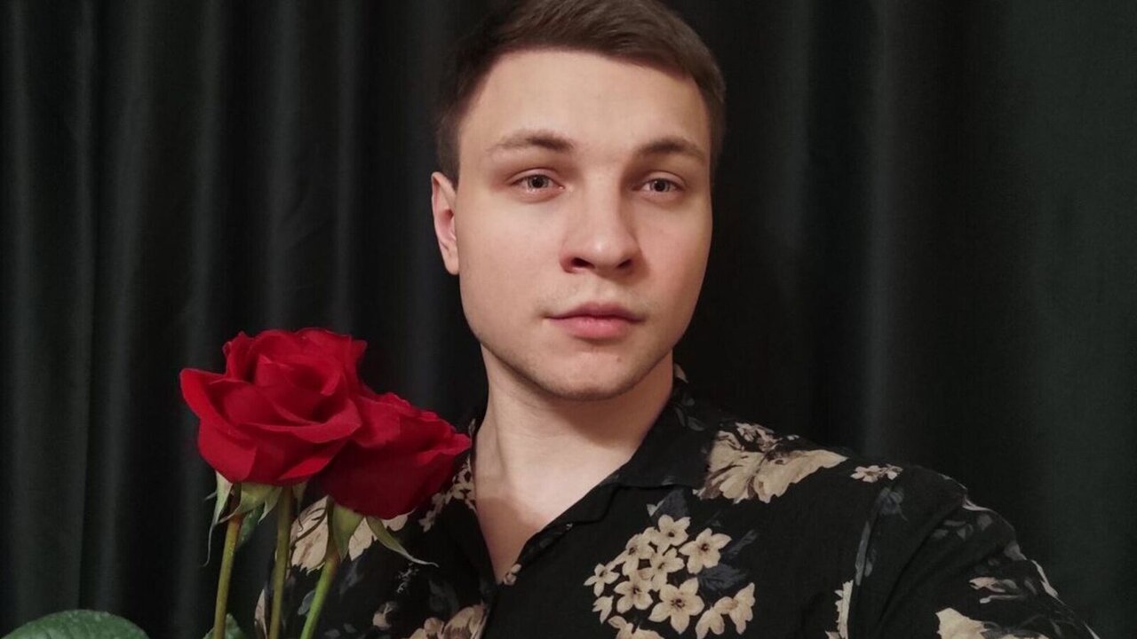 Catch AlexPolo’s Private Cam Show