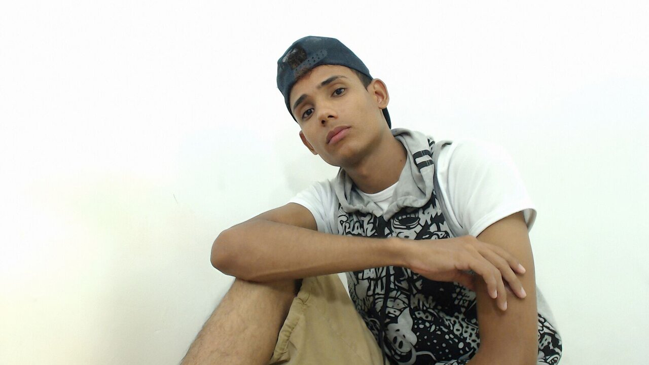 Catch AndresVans’s Private Cam Show