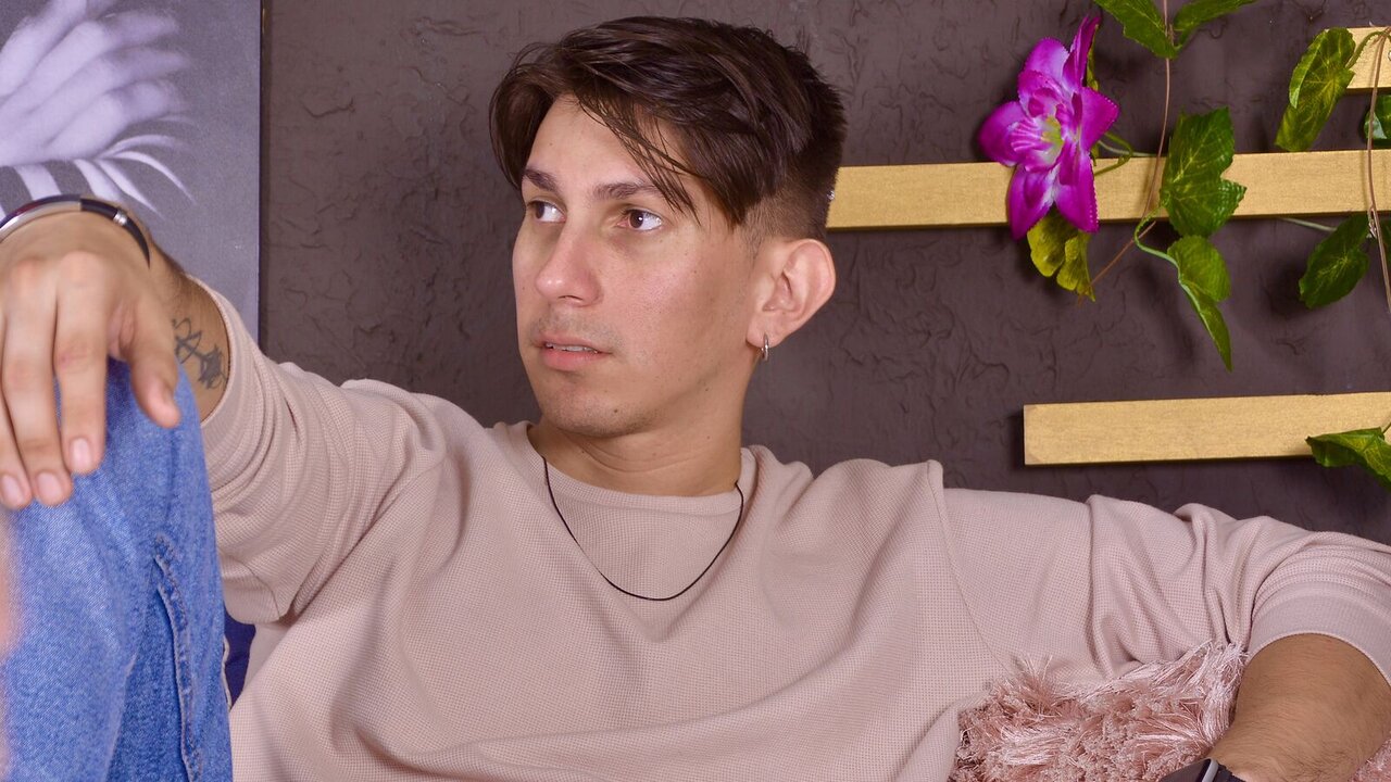 Catch AndrewCarmona’s Private Cam Show