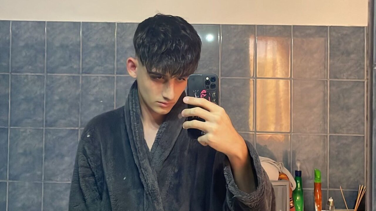 Catch AndrewLyam’s Private Cam Show