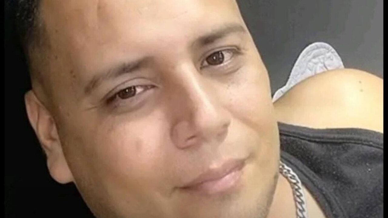 Catch AndyPeterson’s Private Cam Show