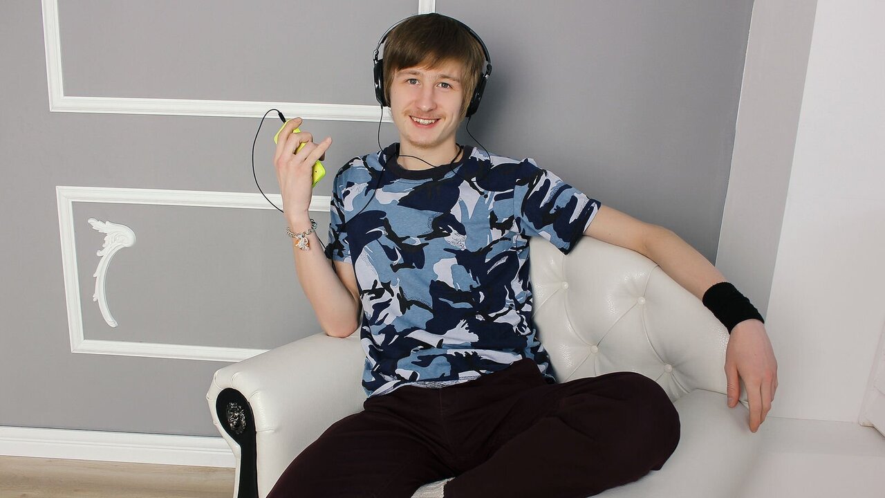 Catch CharmerBoyMartin’s Private Cam Show