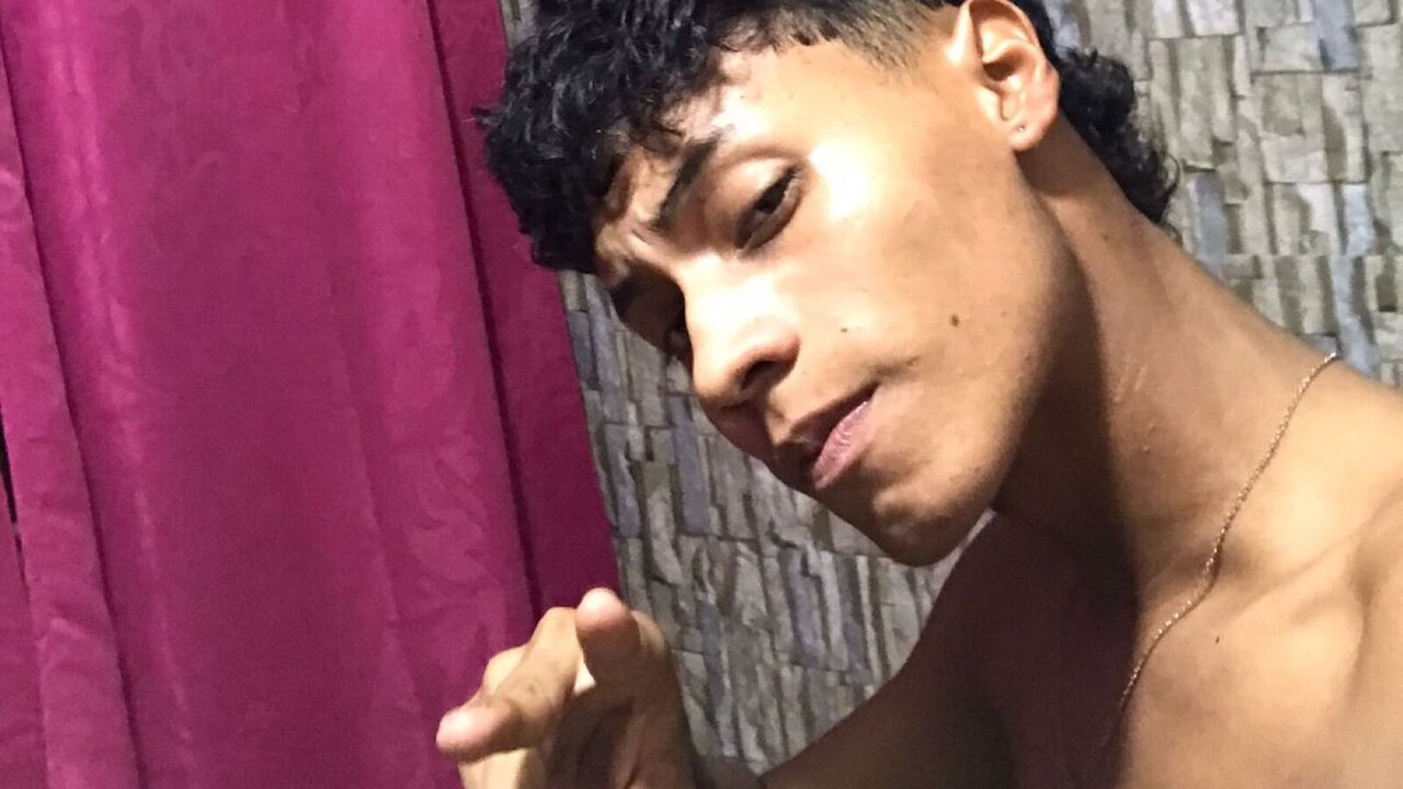 Catch DannyelChaverra’s Private Cam Show