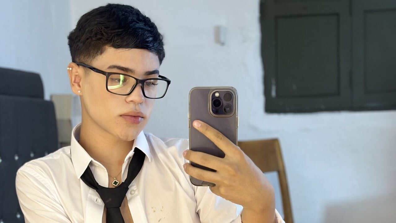 Catch DerekSpaces’s Private Cam Show