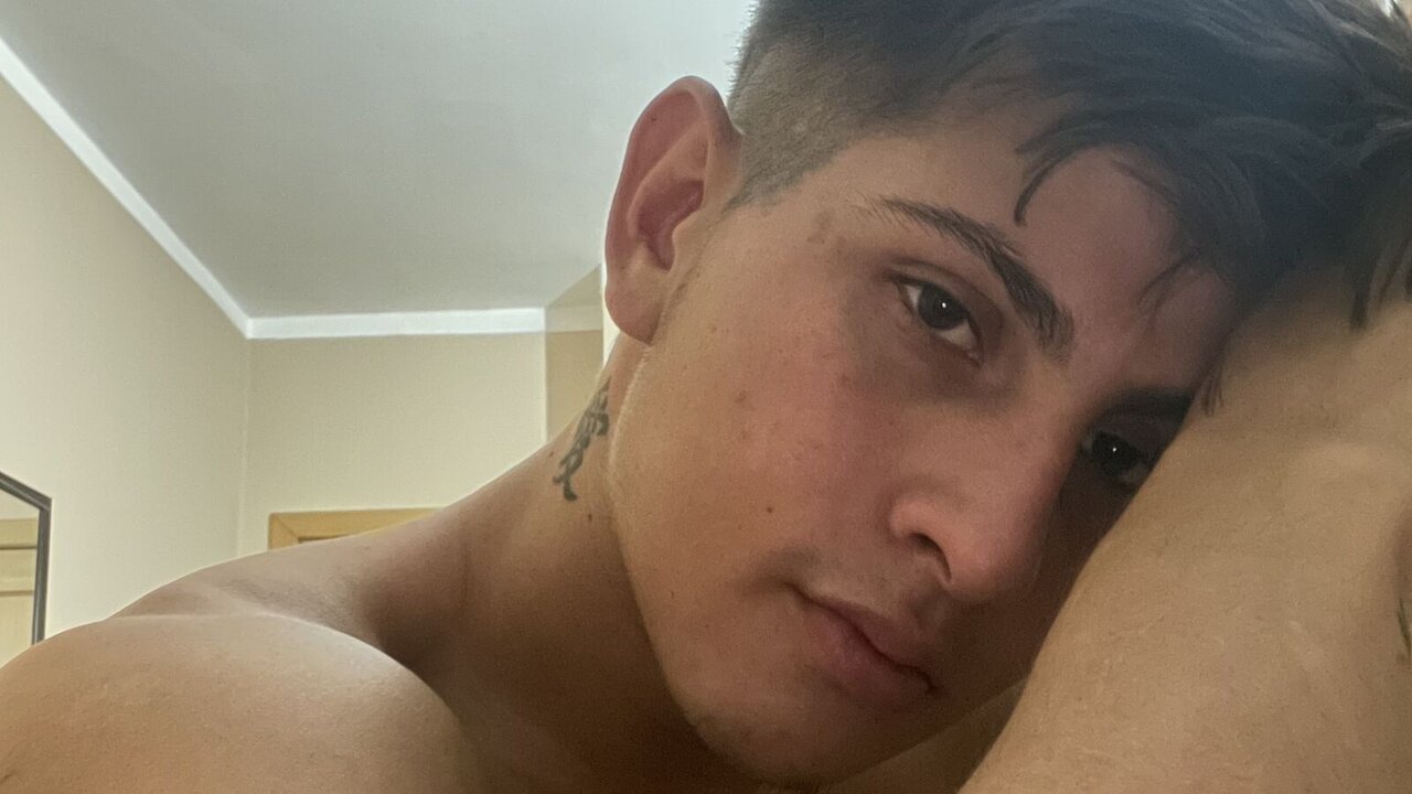 Catch EstebanCardona’s Private Cam Show