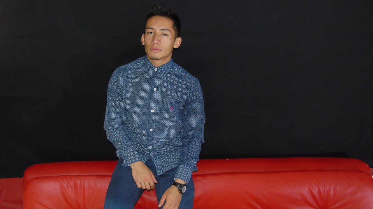 Catch LATINOESTEBAN’s Private Cam Show