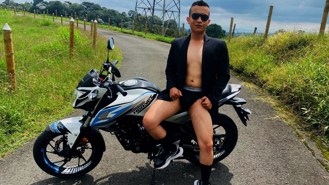 Catch MaxCol’s Private Cam Show