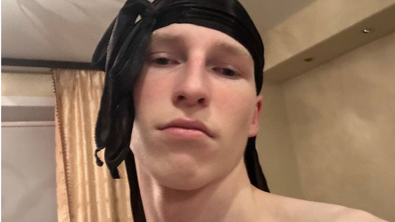 Catch MichaelDenn’s Private Cam Show