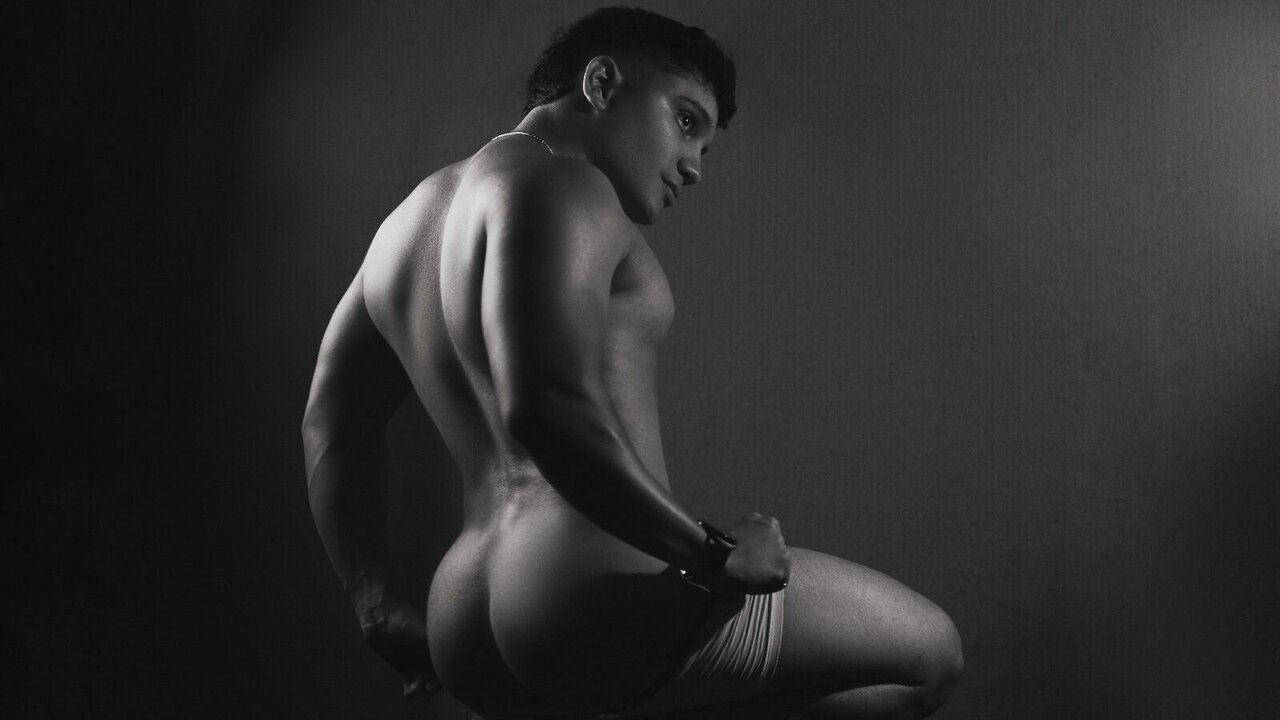 Catch RaymondMorris’s Private Cam Show