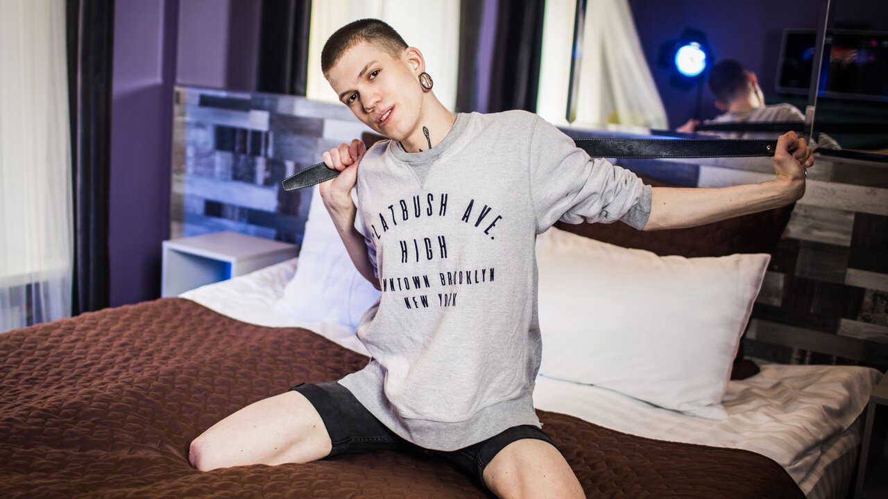 Catch SmackMyBuns’s Private Cam Show