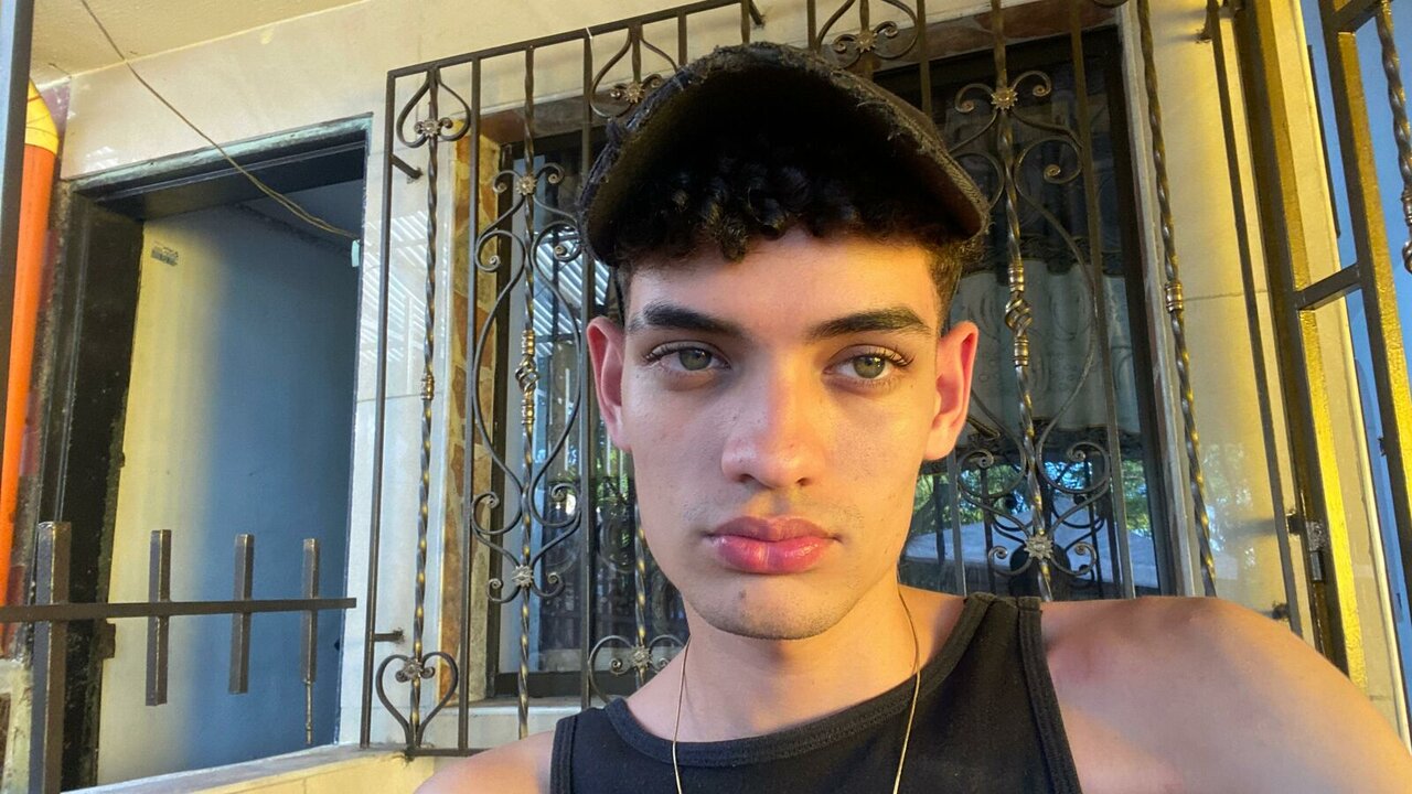 Catch VillTroye’s Private Cam Show