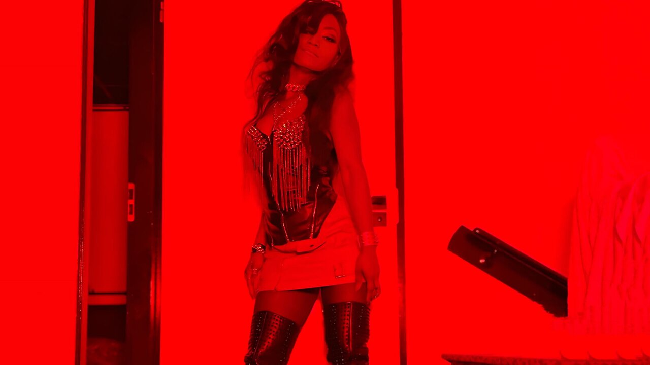 Catch EzrahNoir’s Private Cam Show