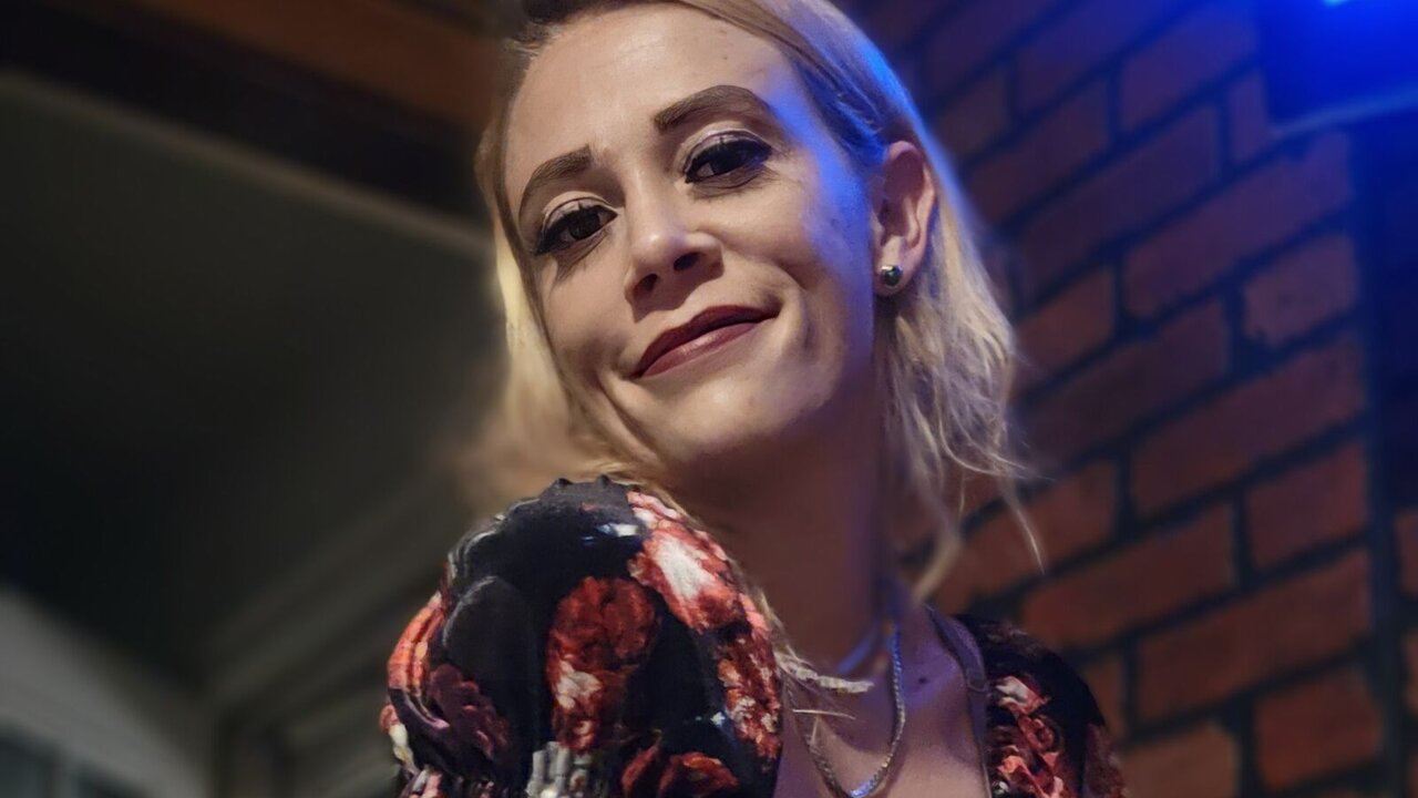 Catch SundayJane’s Private Cam Show