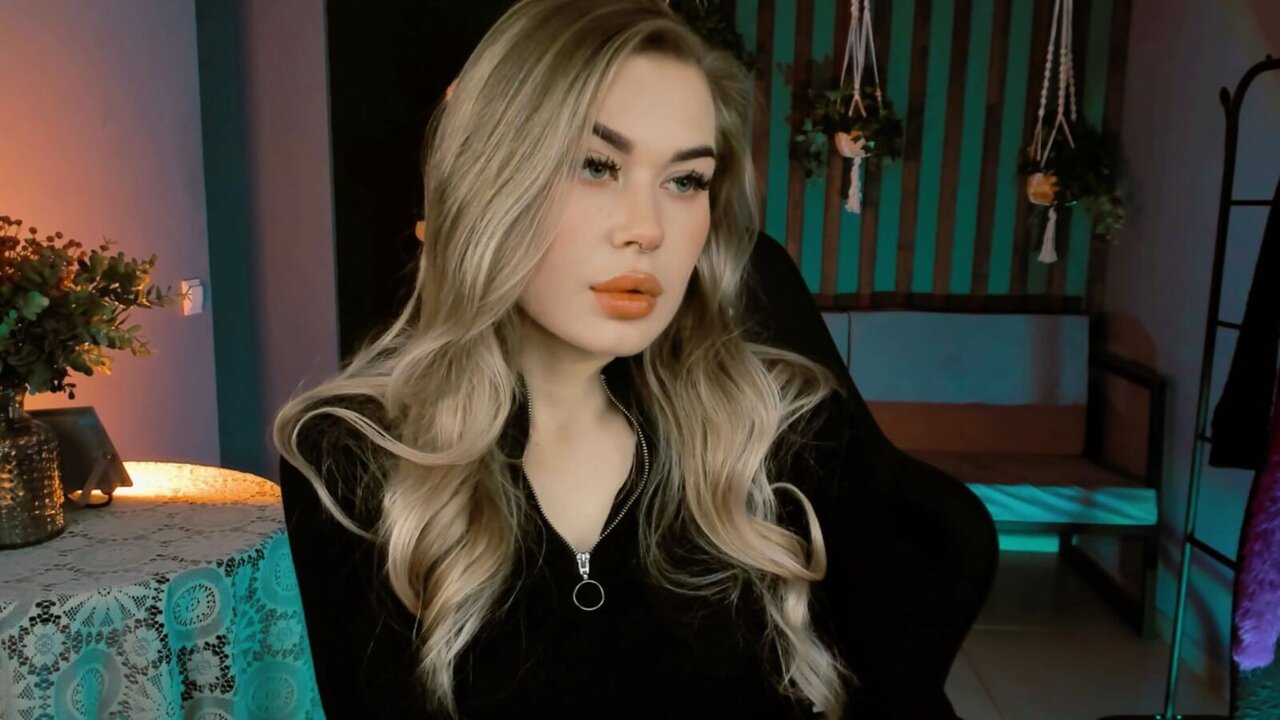 Catch AdelLoys’s Private Cam Show