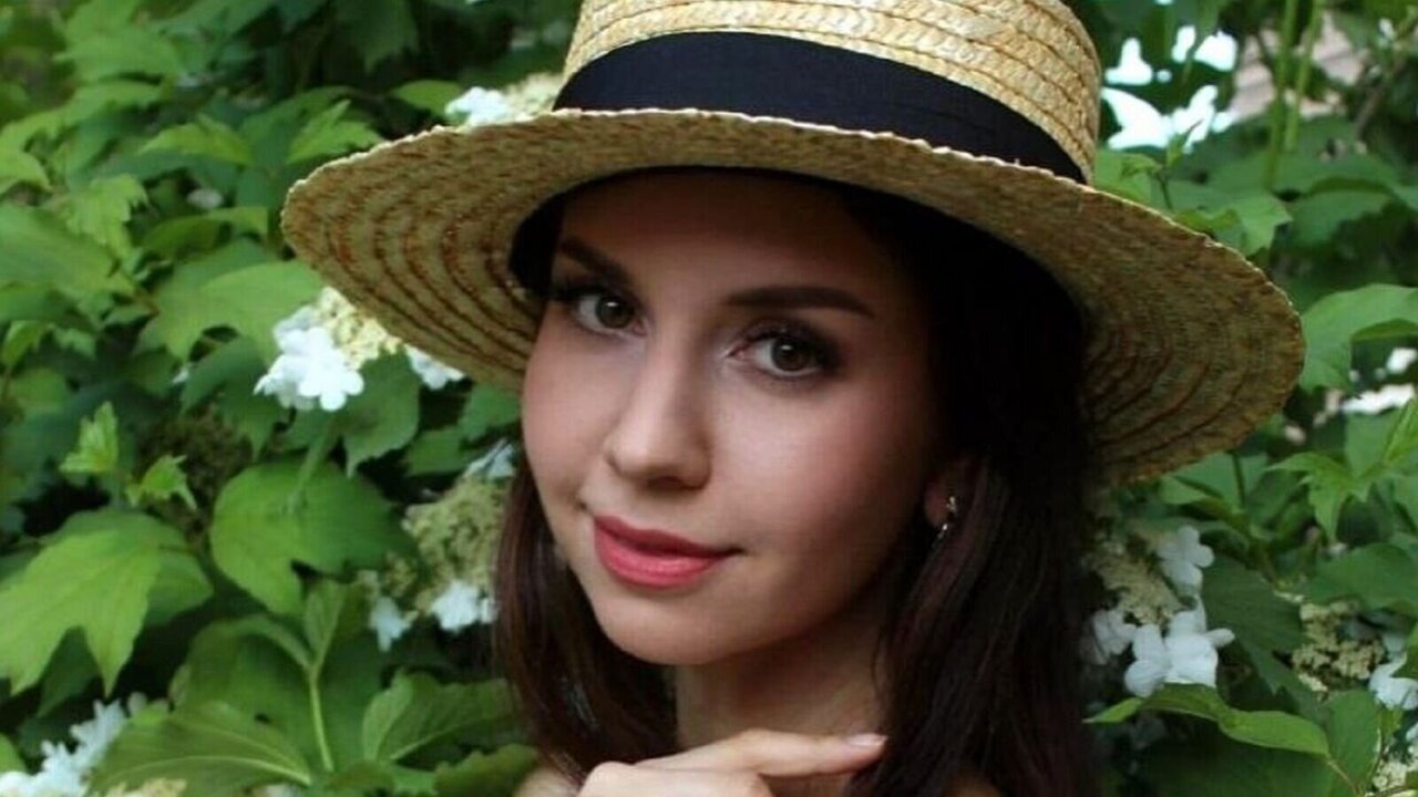 Catch AdeleBanyan’s Private Cam Show