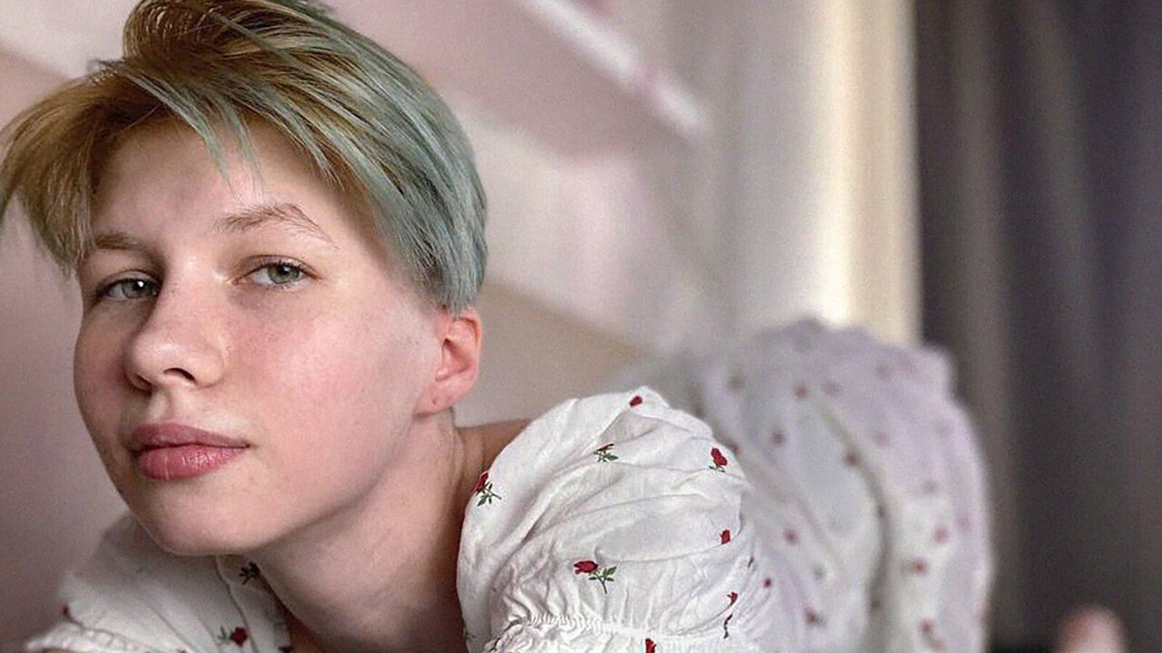 Catch AkiWinston’s Private Cam Show