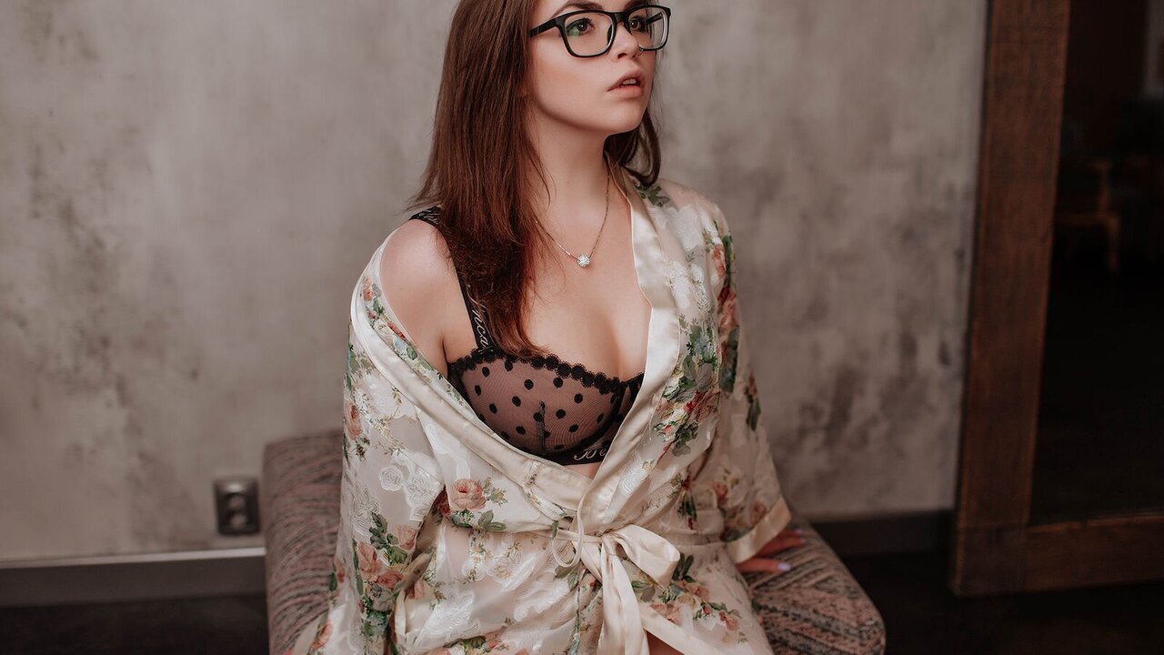 Catch AlessaMoor’s Private Cam Show