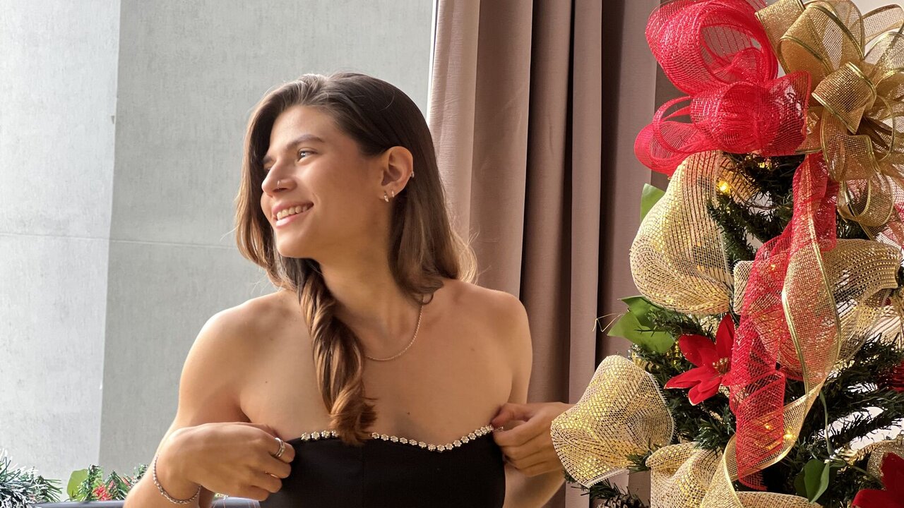 Catch AlexPiercee’s Private Cam Show