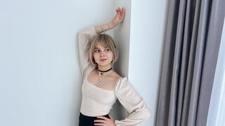 Catch AliceDavies’s Private Cam Show