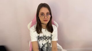 Catch AliceWell’s Private Cam Show