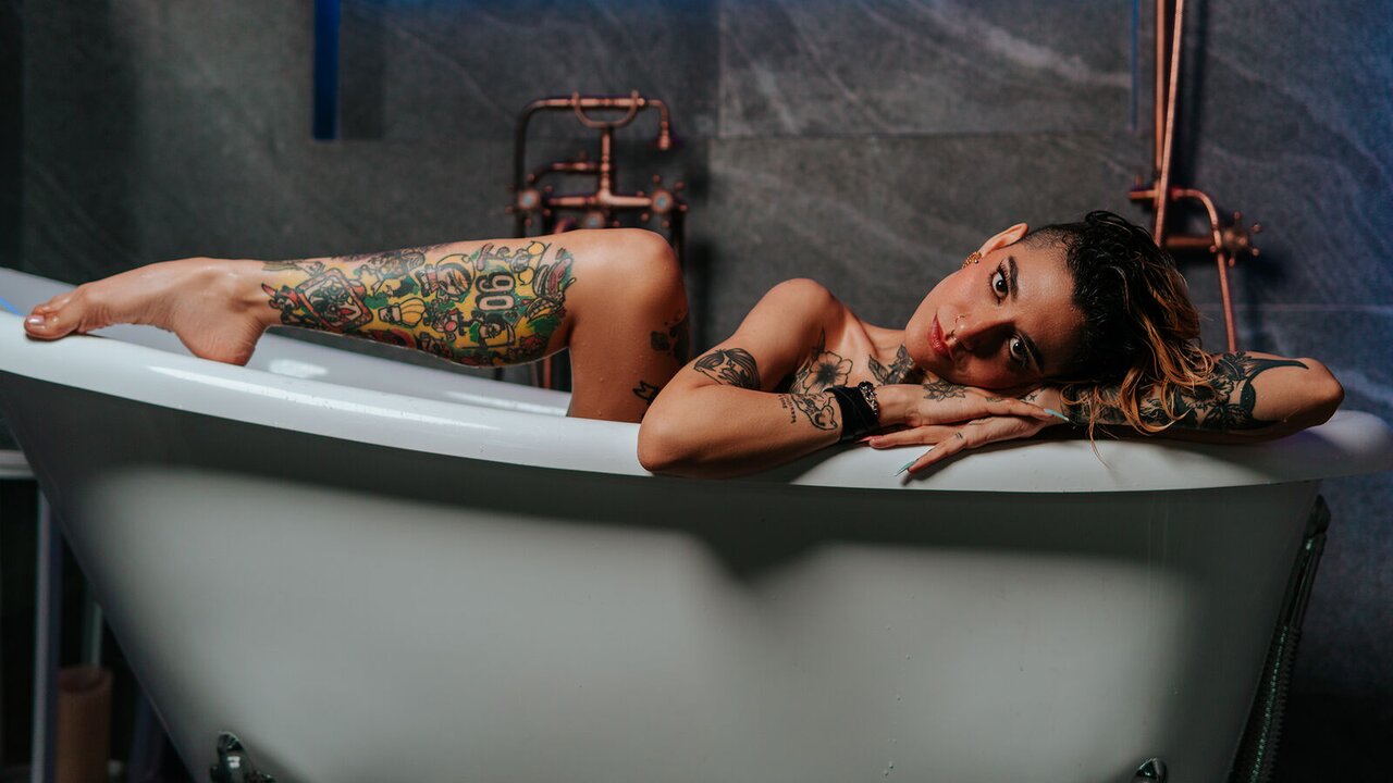 Catch AliiceYork’s Private Cam Show