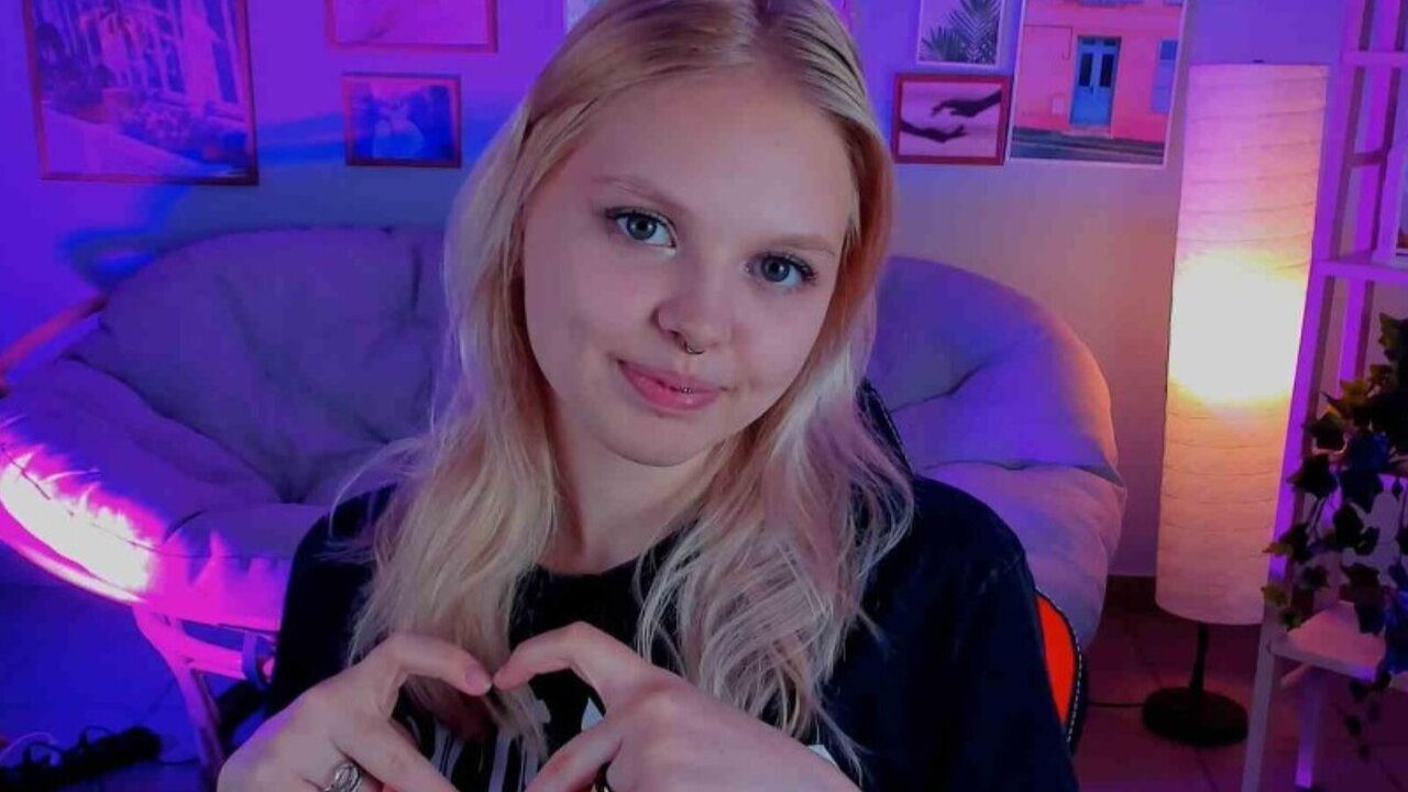 Catch AllisonCllarke’s Private Cam Show