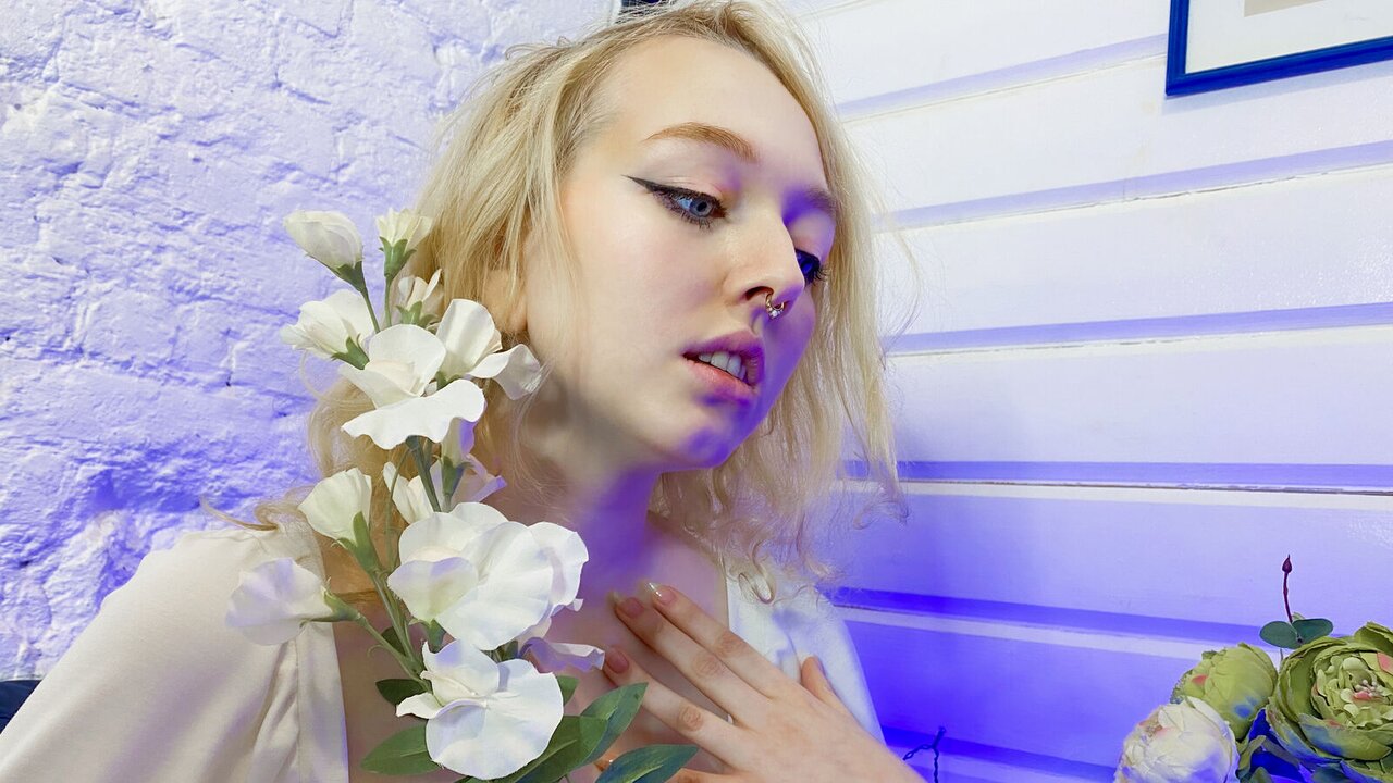 Catch AmandaWich’s Private Cam Show