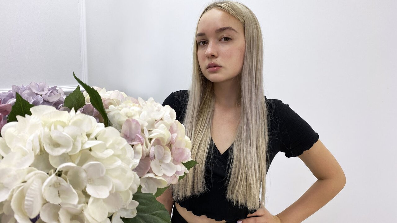 Catch AmeliaWaters’s Private Cam Show