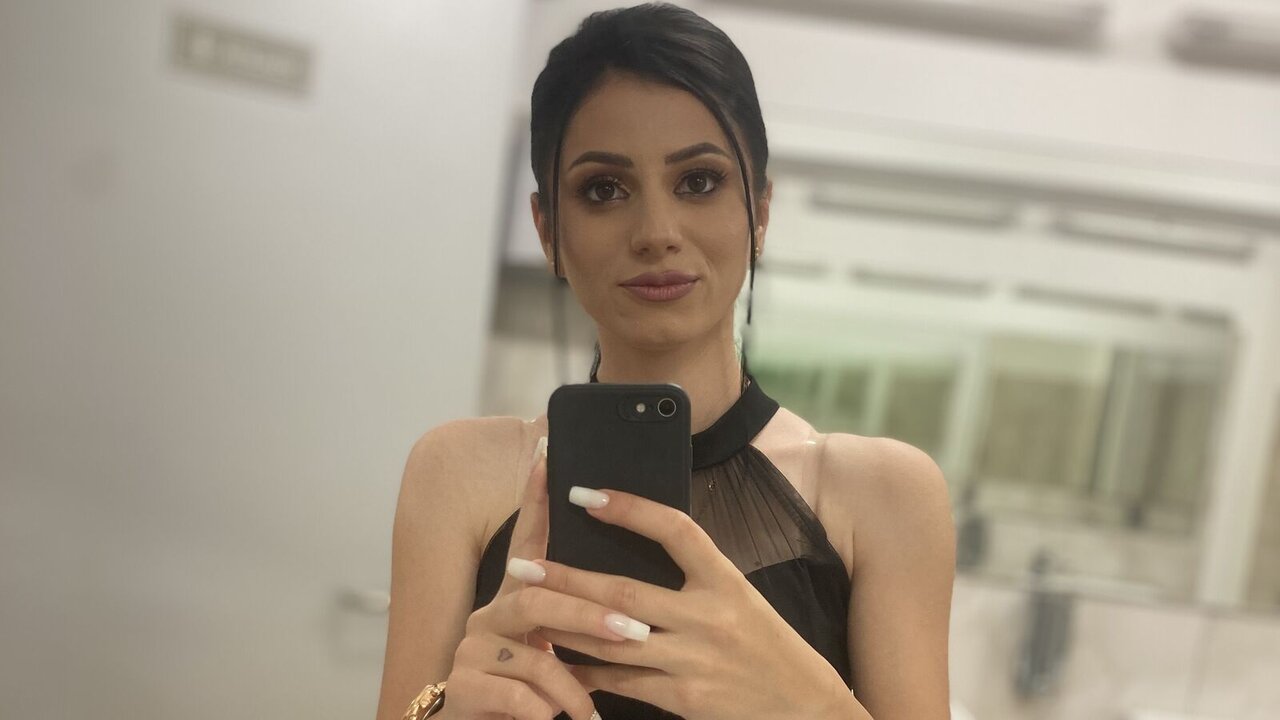 Catch AmelieSara’s Private Cam Show