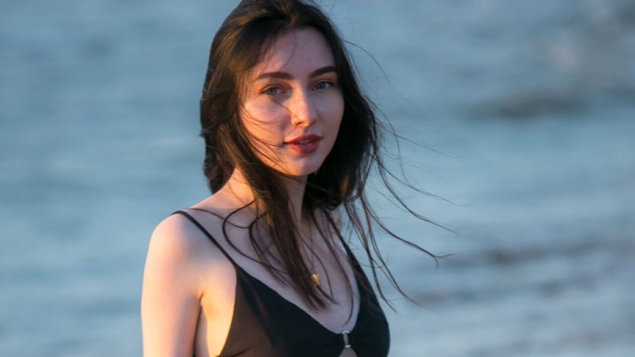 Catch AnaDoleray’s Private Cam Show