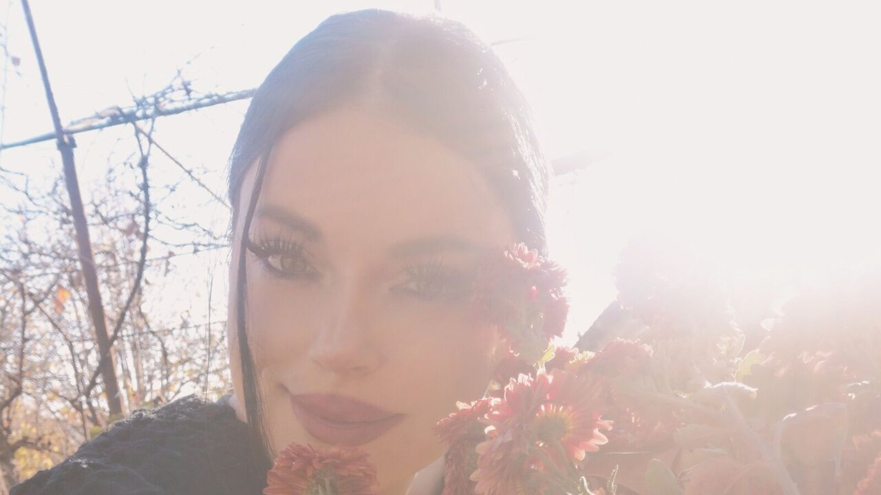 Catch AnaiseMoona’s Private Cam Show