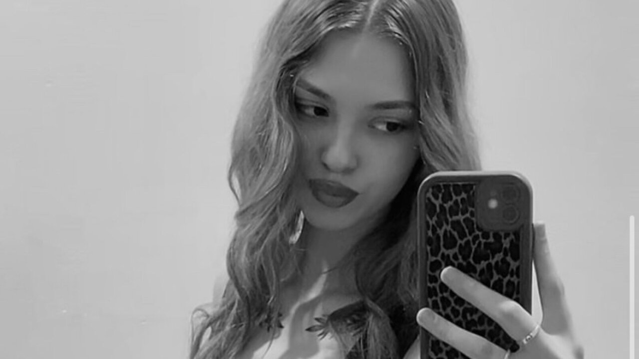 Catch AnikaSimson’s Private Cam Show