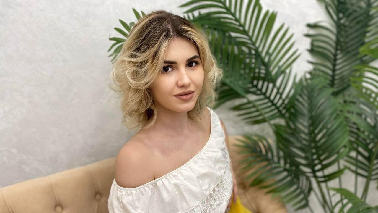 Catch AnnaStroyn’s Private Cam Show