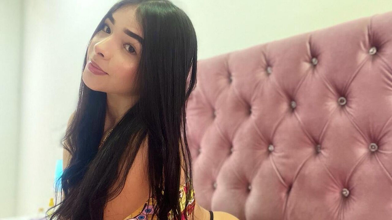 Catch AnnieZohan’s Private Cam Show