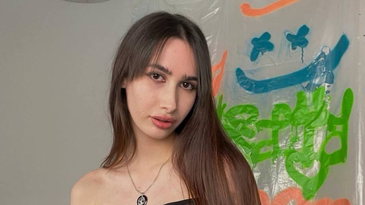 Catch ArletteBarrick’s Private Cam Show