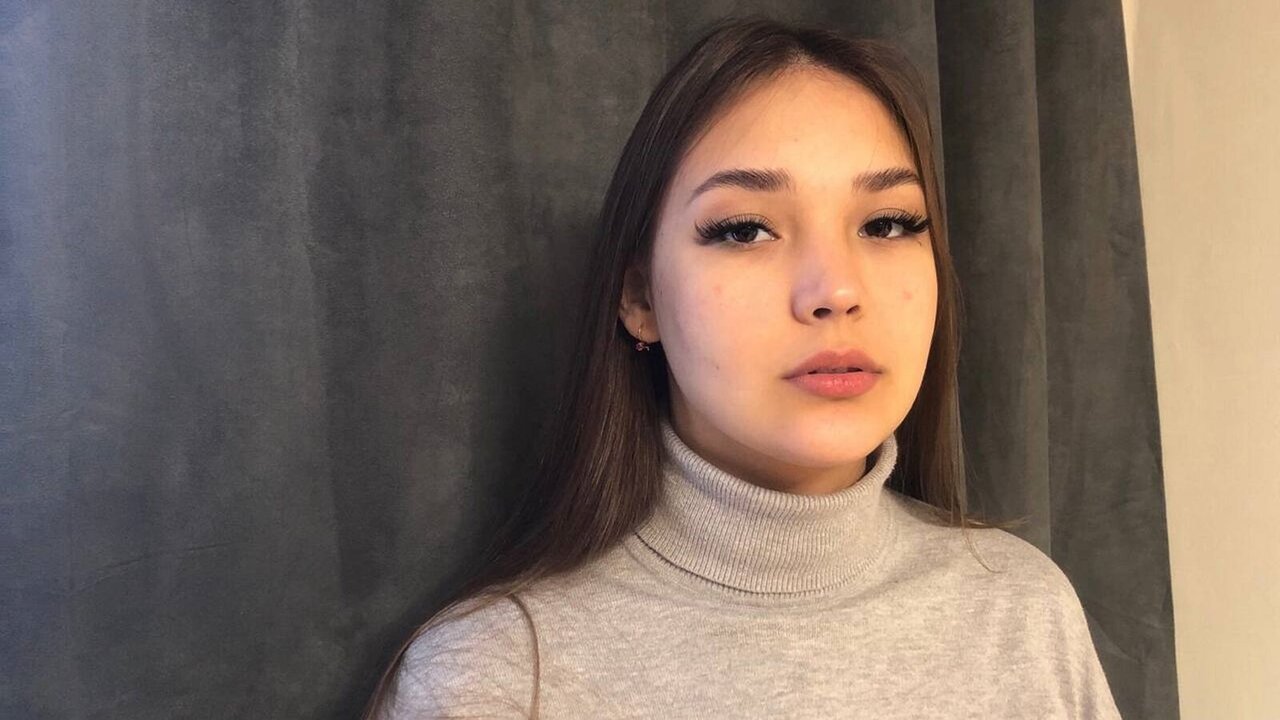Catch AshleyClapton’s Private Cam Show