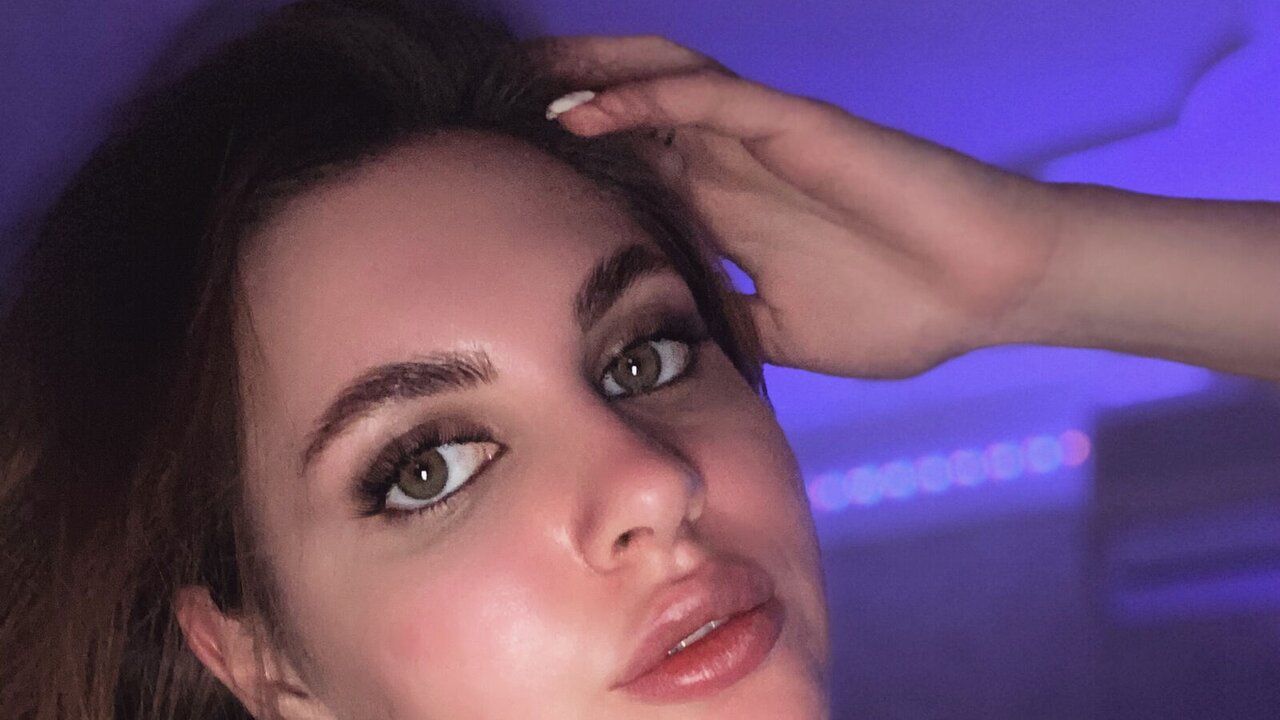 Catch BellaElfie’s Private Cam Show