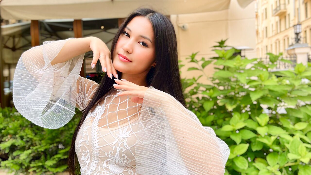 Catch BellaHadley’s Private Cam Show