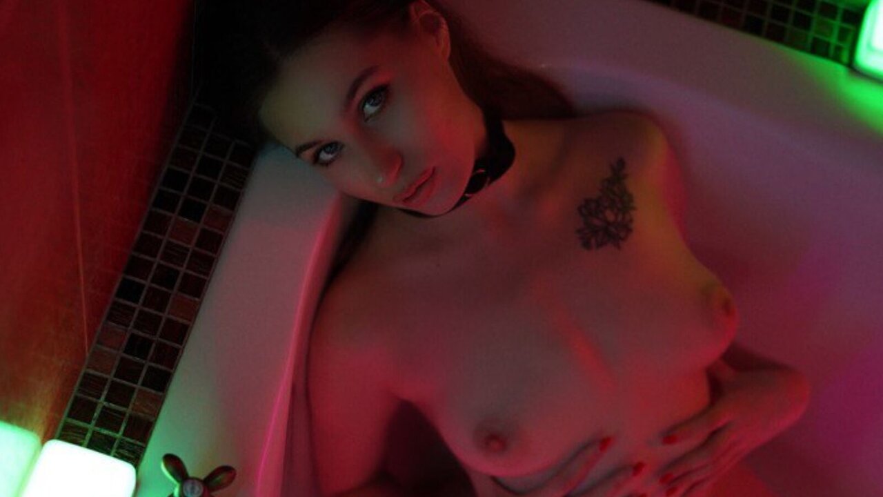 Catch BellaRizz’s Private Cam Show