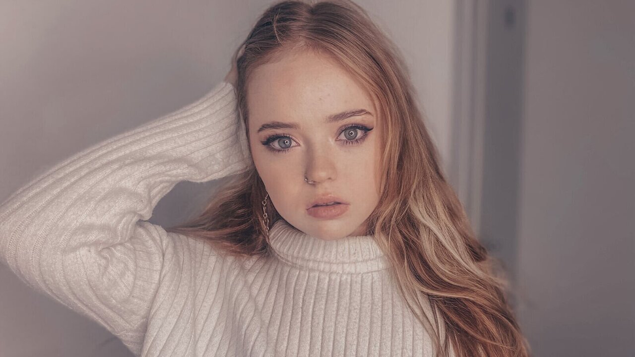 Catch BettyStone’s Private Cam Show