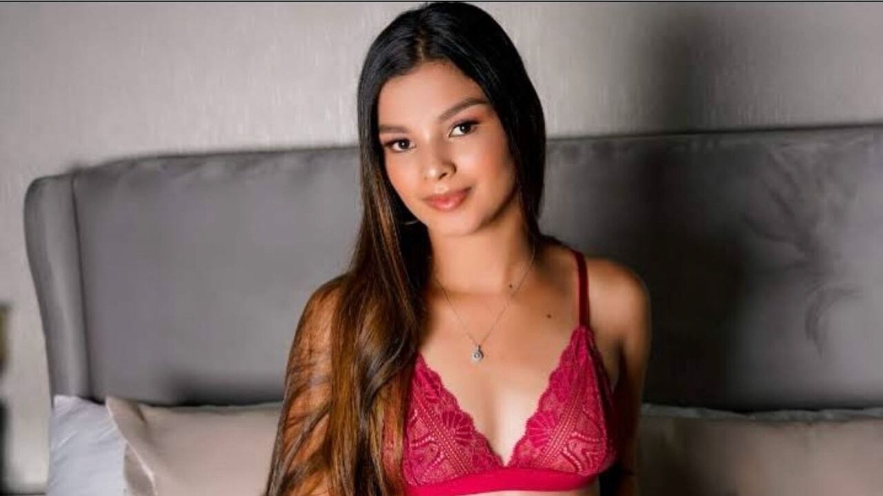 Catch CamiliaRamirez’s Private Cam Show