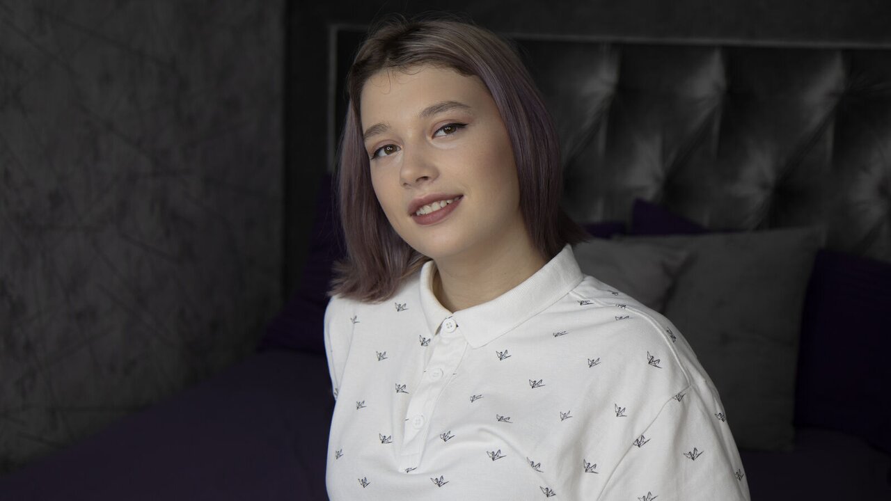 Catch CarinaWildstone’s Private Cam Show