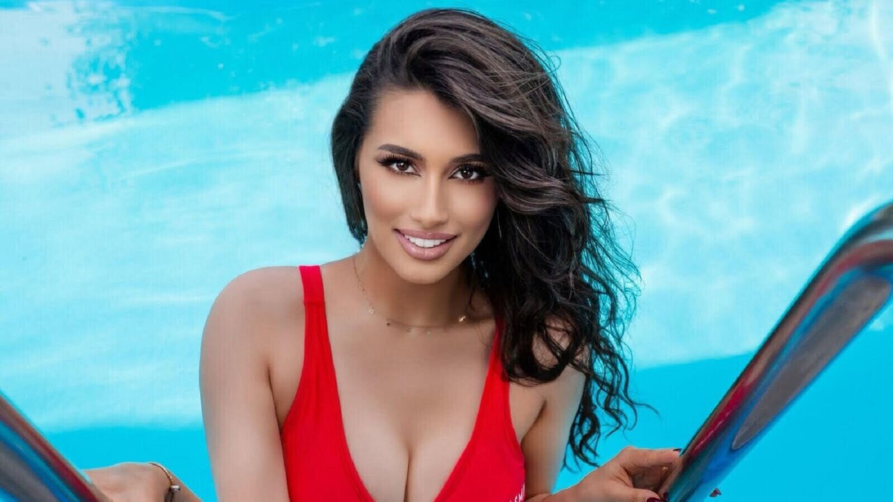 Catch Carine’s Private Cam Show