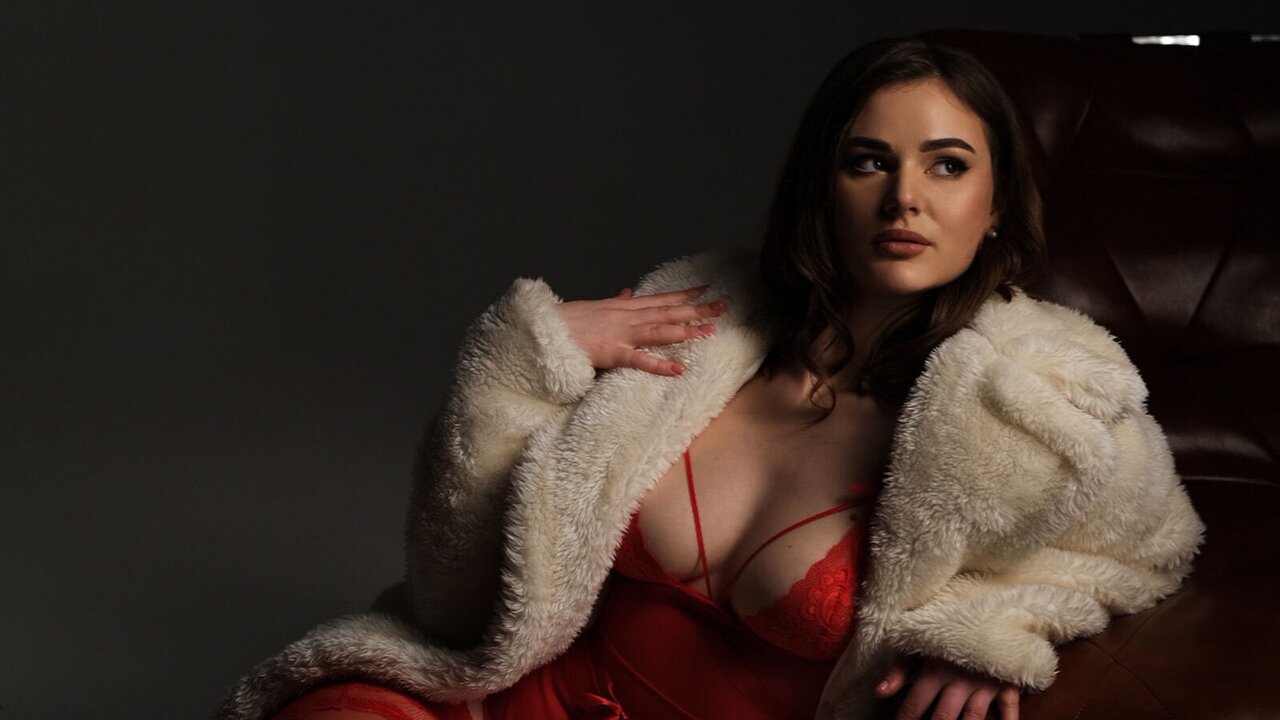 Catch CarolynLovie’s Private Cam Show