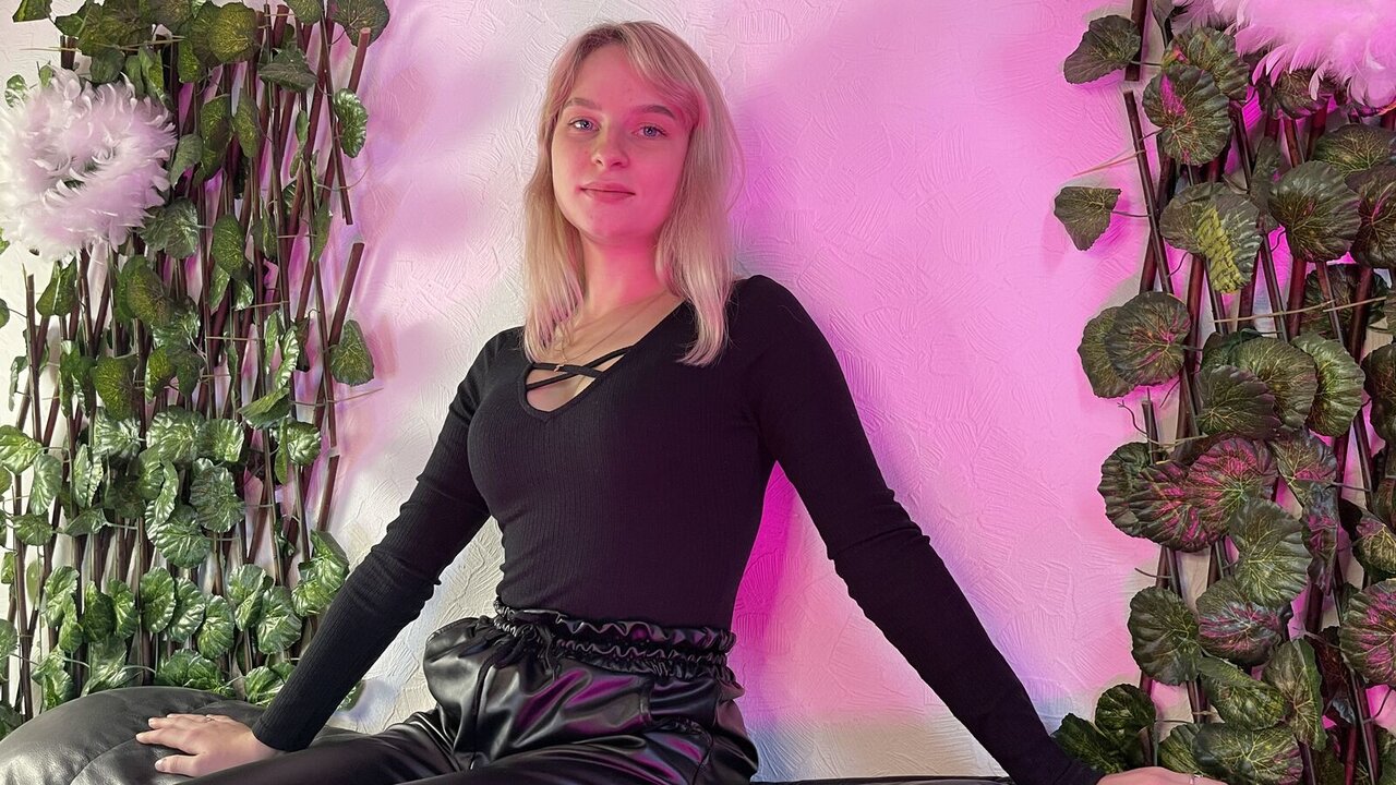 Catch CassieElliott’s Private Cam Show