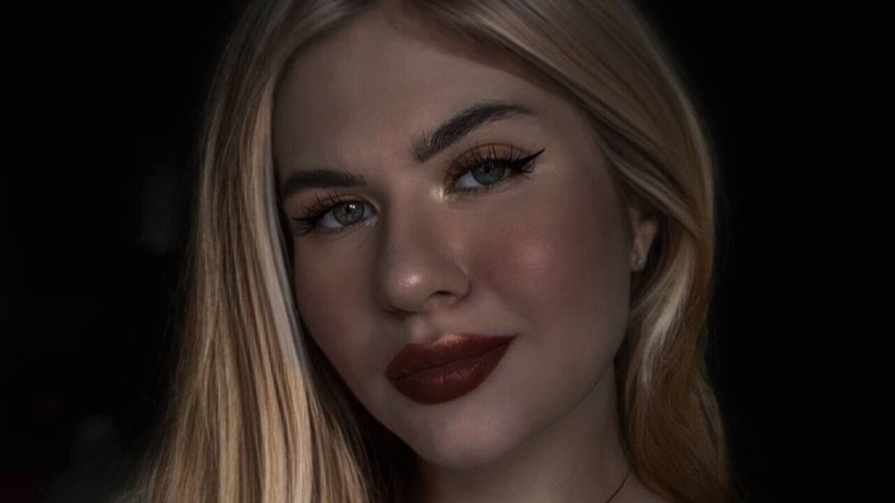 Catch CassyBenard’s Private Cam Show