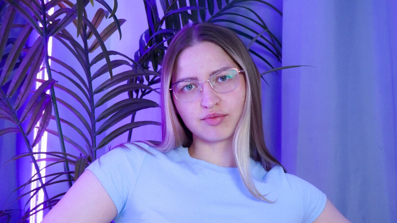 Catch CharlotteFreeman’s Private Cam Show