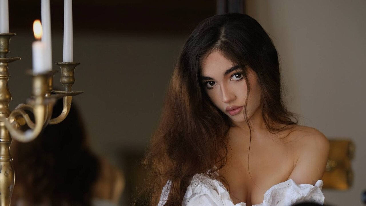 Catch CherrRoses’s Private Cam Show