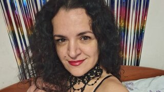 Catch Curlynat’s Private Cam Show