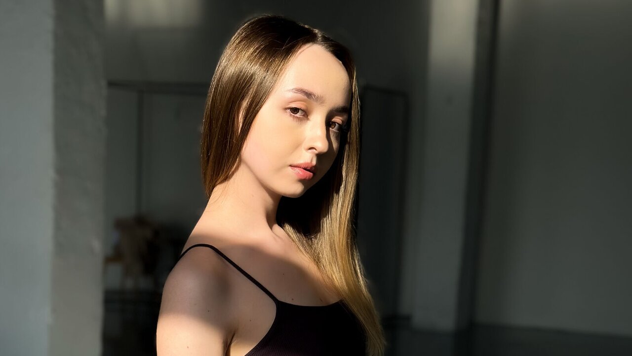 Catch DaphneWood’s Private Cam Show